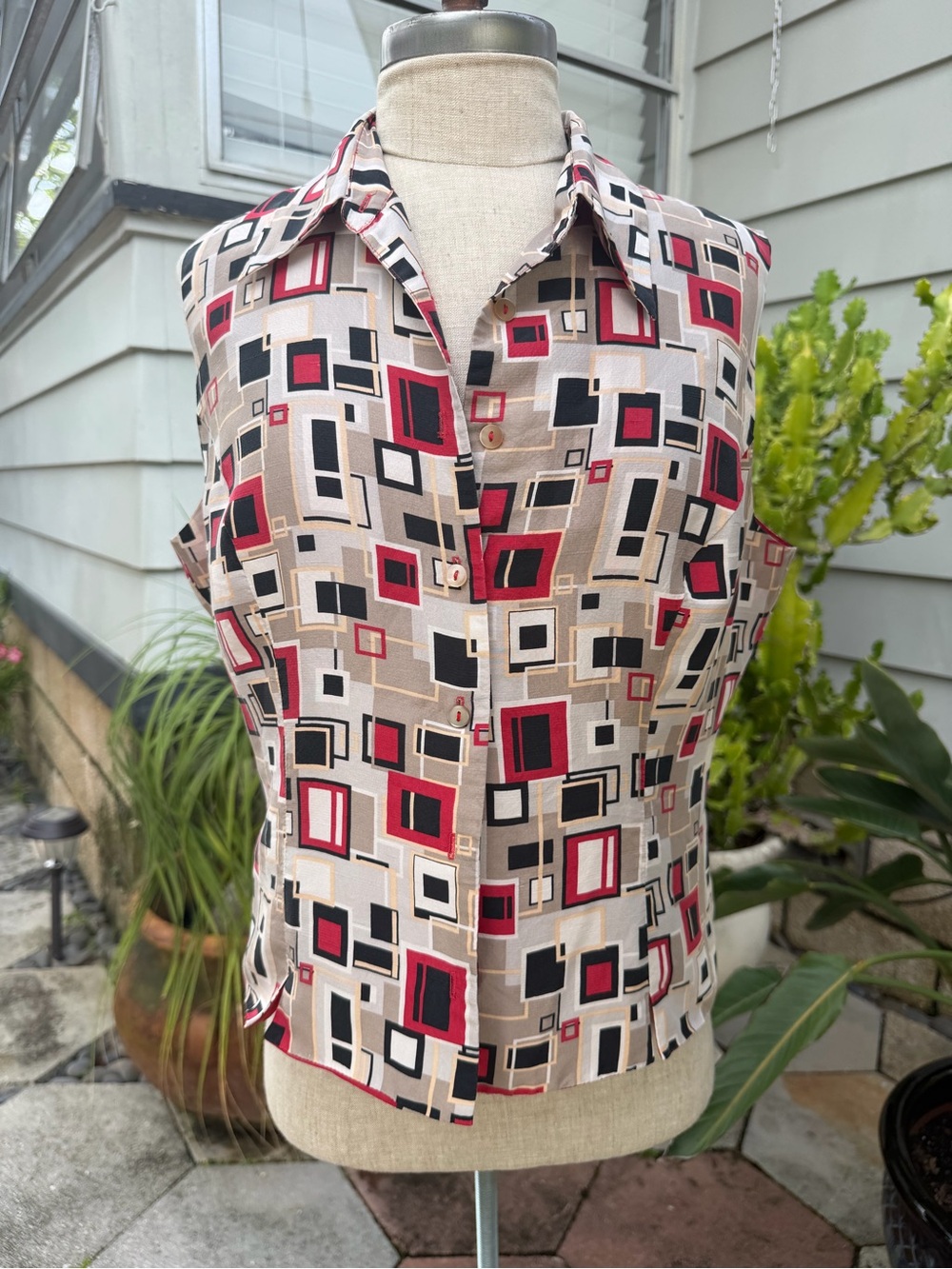 90s silk Geometric Print Sleeveless Button-Front Top - Red/Black/Tan